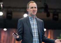 El inventor del botón «me gusta» de Facebook reflexiona sobre la construcción de productos que son éticos bajo su nuevo jefe orientado a los valores, quien ha comparado Facebook con los cigarrillos 1