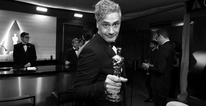 La guionista ganadora del Oscar Taika Waititi se hunde en los teclados de Apple 3